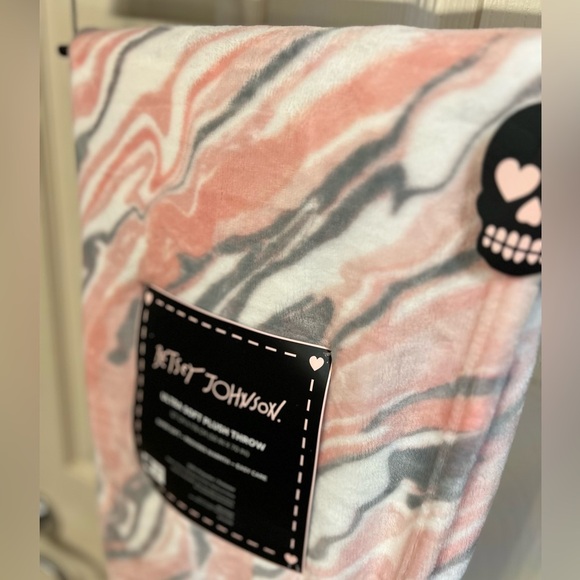 🩷🩷NWT-BETSEY JOHNSON SUPER SOFT ULTRA PLUSH THROW BLANKET🩷🩷 - Picture 8 of 8